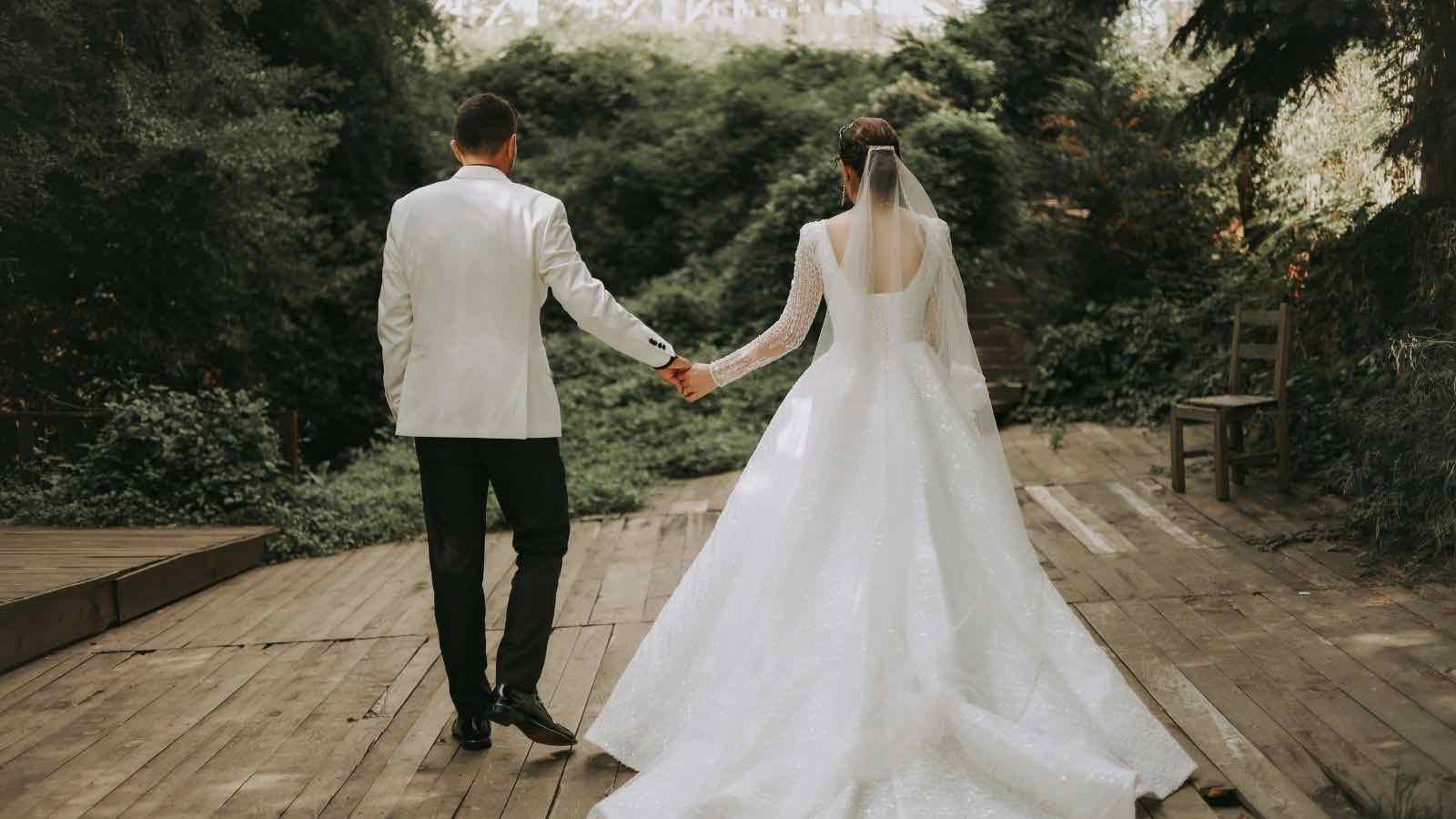 結婚式ストールのおしゃれな巻き方
